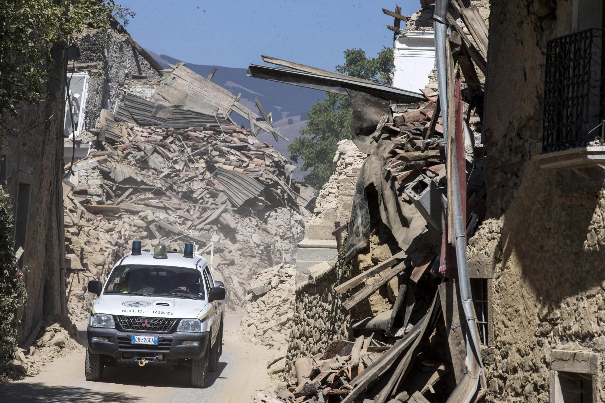 Casas derrumbadas por el devastador sismo del 24 de agosto cerca de Lazio.