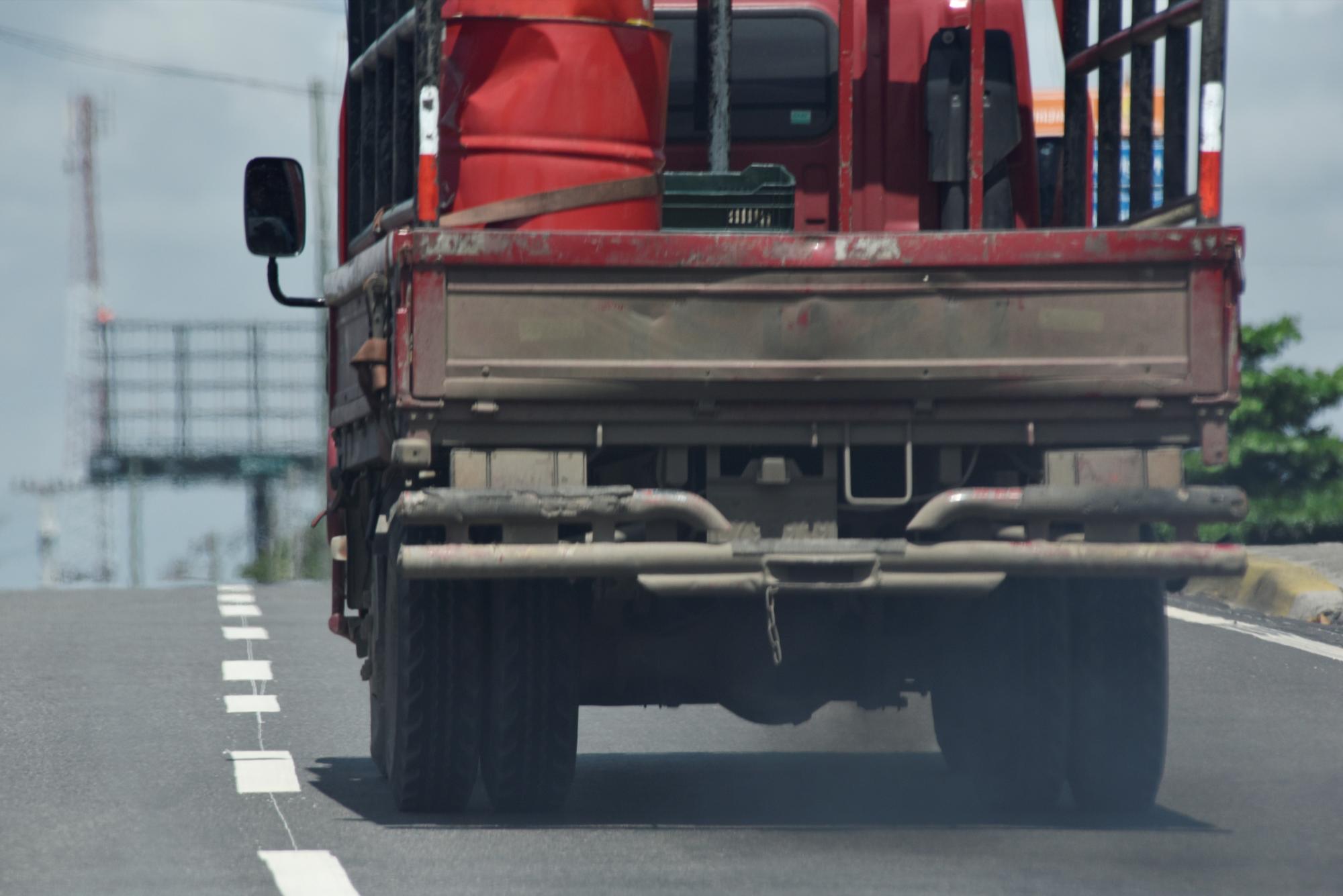 Un camión transita por la ciudad y deja su huella.