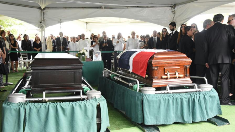 Sepultan los restos de Hatuey y Luis Alberto De Camps Sepultan los restos de Hatuey y Luis Alberto De Camps