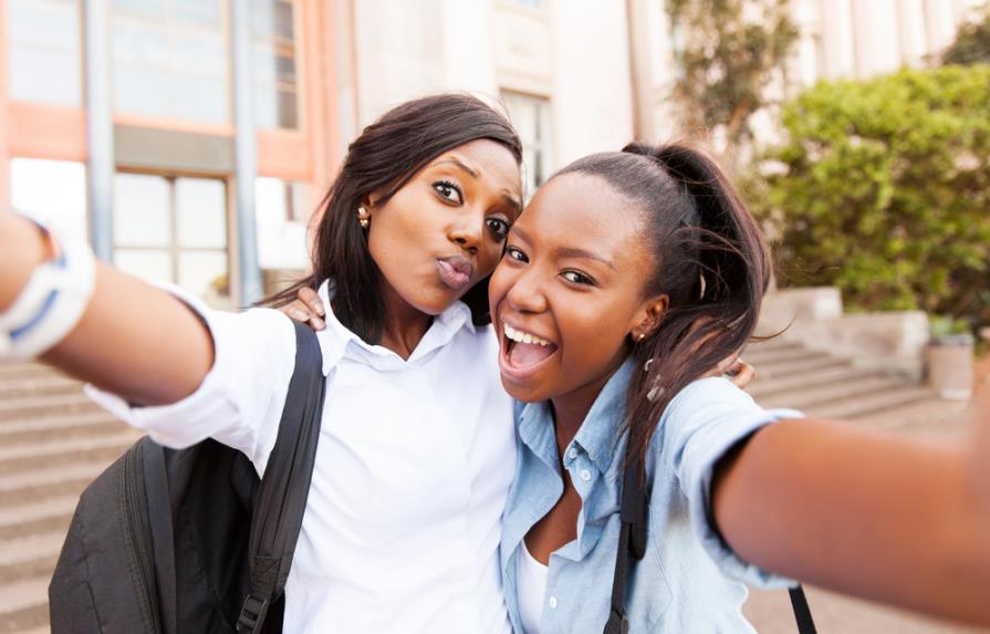 Estudio holandés dice las selfies aumentan el contagio de piojos entre alumnos
