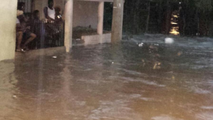 Lluvias afectan 105 viviendas; COE mantiene 13 provincias y el Distrito Nacional en alerta por una vaguada