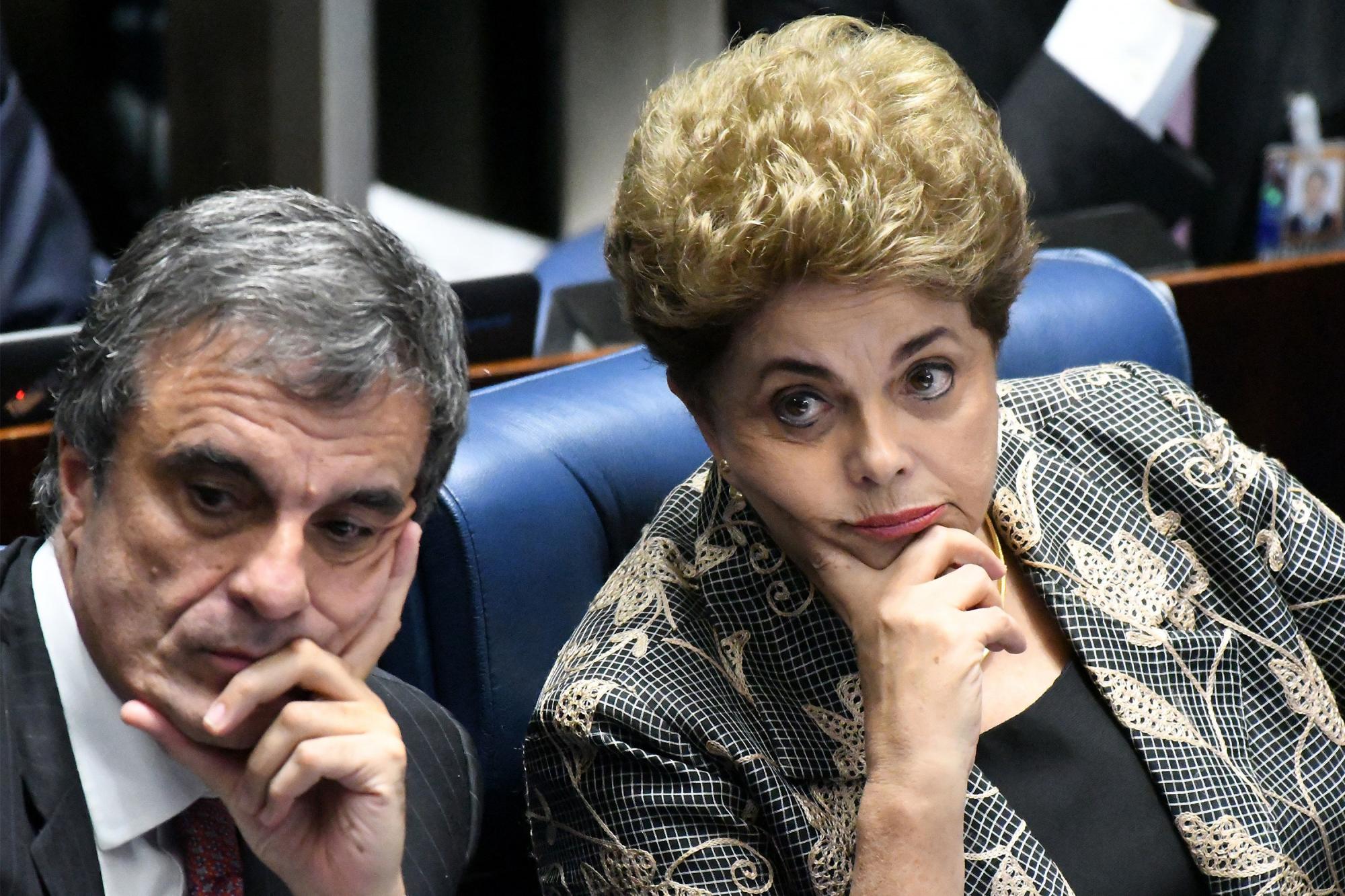 La presidenta suspendida de Brasil, Dilma Rousseff (d) es vista junto al abogado Jose Eduardo Cardozo (i) durante la presentación hoy, lunes 29 de agosto de 2016, de sus alegatos finales en el proceso que enfrenta en el Senado y que concluirá esta misma semana  