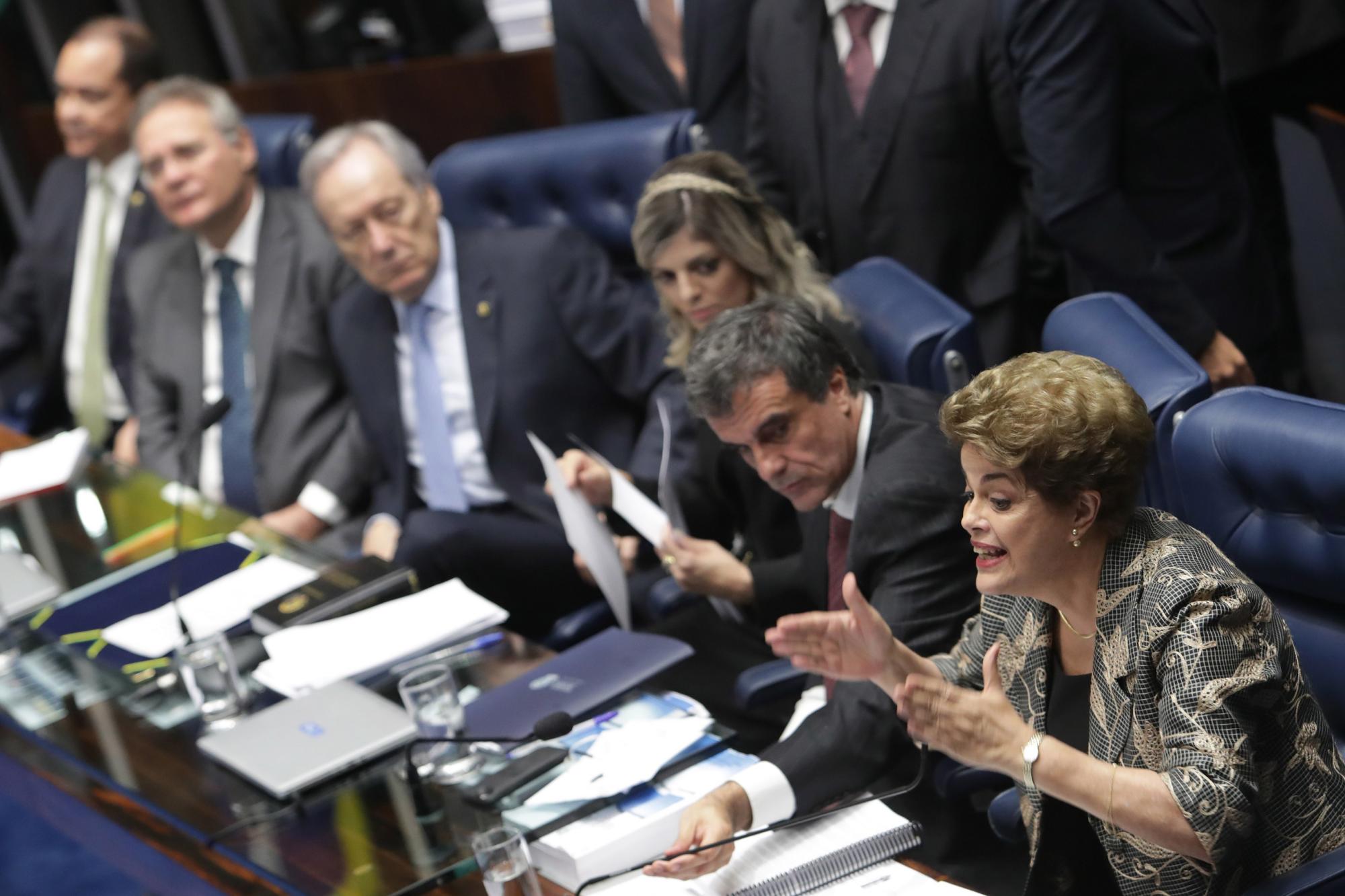 La suspendida presidenta de Brasil Dilma Rousseff (primera de la izquierda) se defiende en el juicio político en su contra en el Senado