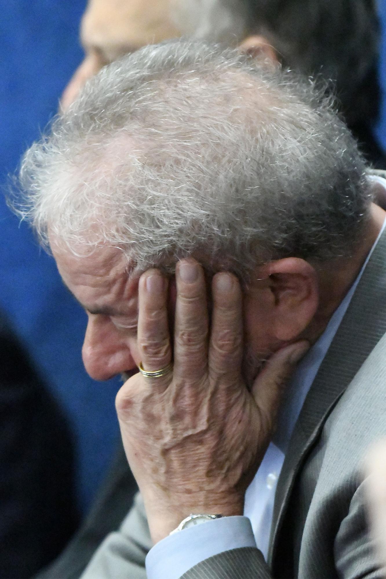 El expresidente brasileño Luiz Inácio Lula da Silva asiste a la presentación de la presidenta suspendida Dilma Rousseff hoy, lunes 29 de agosto de 2016, de sus alegatos finales en el proceso que enfrenta en el Senado y que concluirá esta misma semana con una decisión sobre su eventual destitución.