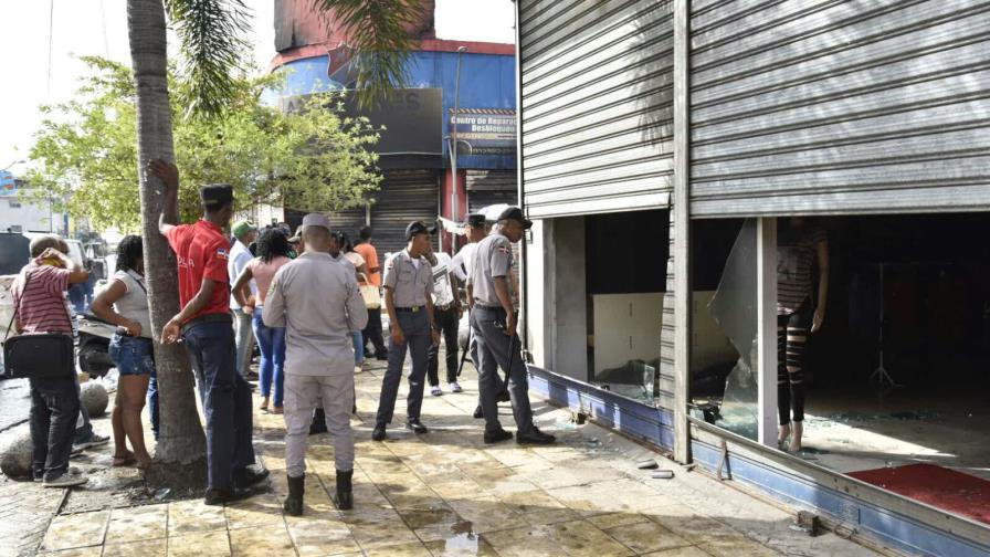 Fuego afecta importadora ubicada en la avenida Duarte; ocho unidades de bomberos en el lugar