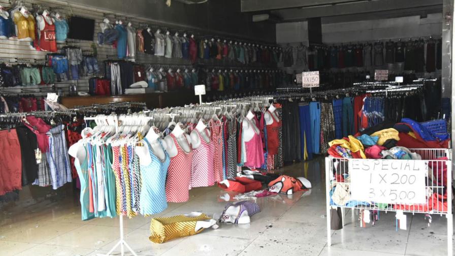 Bomberos extinguen fuego en importadora de la Duarte; se quemó el 20% de la mercancía