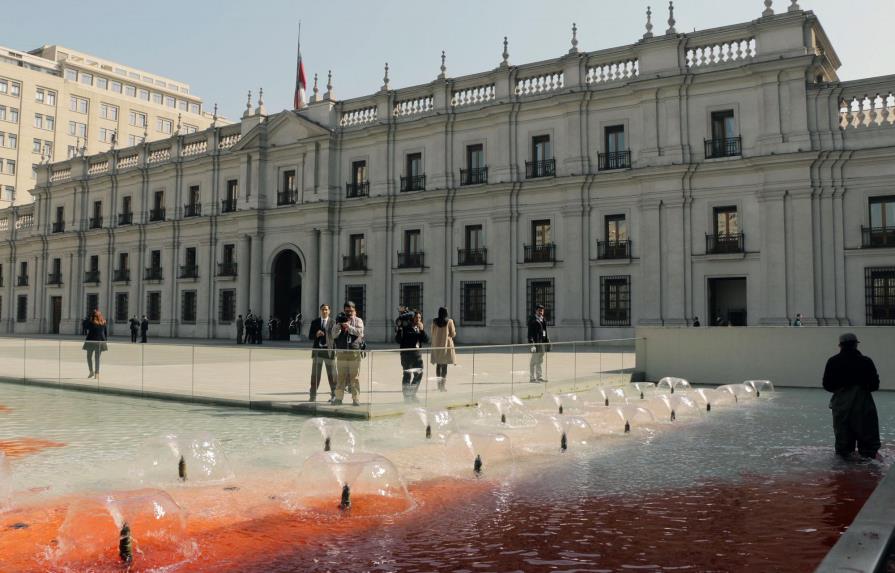 Familiares víctimas de Pinochet tiñen de rojo agua fuente de Palacio de La Moneda