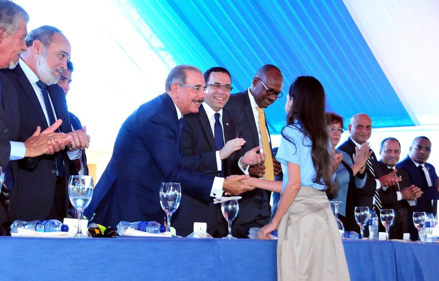 Medina inaugura una escuela y un liceo en Santo Domingo Este