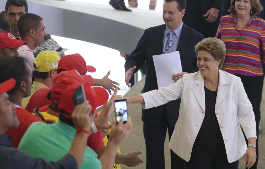 Senado de Brasil debate el futuro de Rousseff y posterga votación