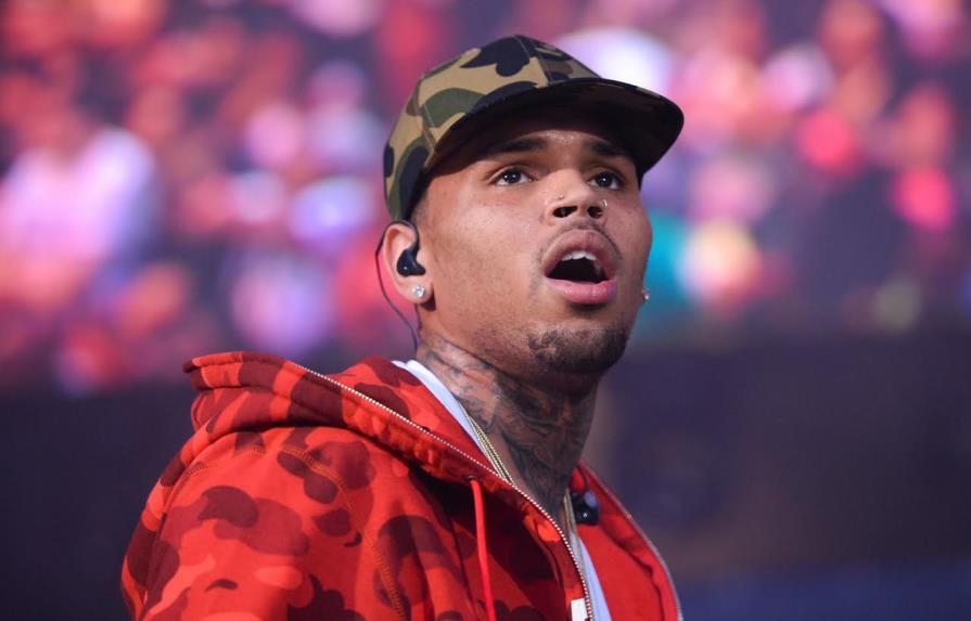 Policía requisa la casa de Chris Brown por llamada de una mujer