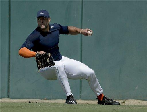 Tim Tebow muestra talento en práctica de béisbol 