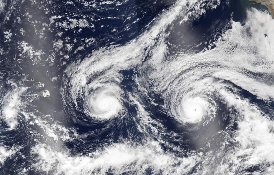 Novena depresión tropical avanza hacia La Florida y Gastón sube a huracán categoría 3