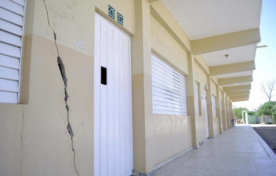 Profesores mantienen llamado a paro por mal estado de escuela en Navarrete