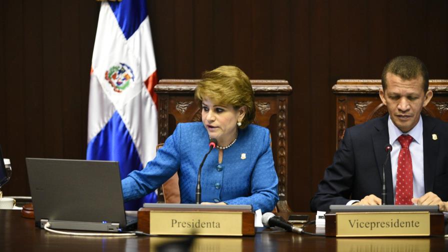 Cuestionan legalidad del aumento de salario a los legisladores Cuestionan legalidad del aumento de salario a los legisladores