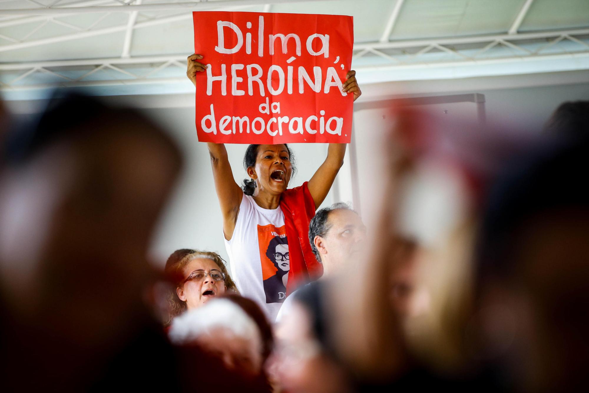 Simpatizantes de Rousseff protestan por su destitución