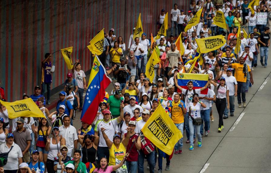 Miles de opositores se concentran en “Toma de Caracas” para pedir revocatorio