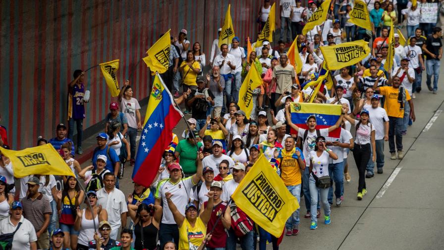 Miles de opositores se concentran en “Toma de Caracas” para pedir revocatorio Miles de opositores se concentran en “Toma de Caracas” para pedir revocatorio