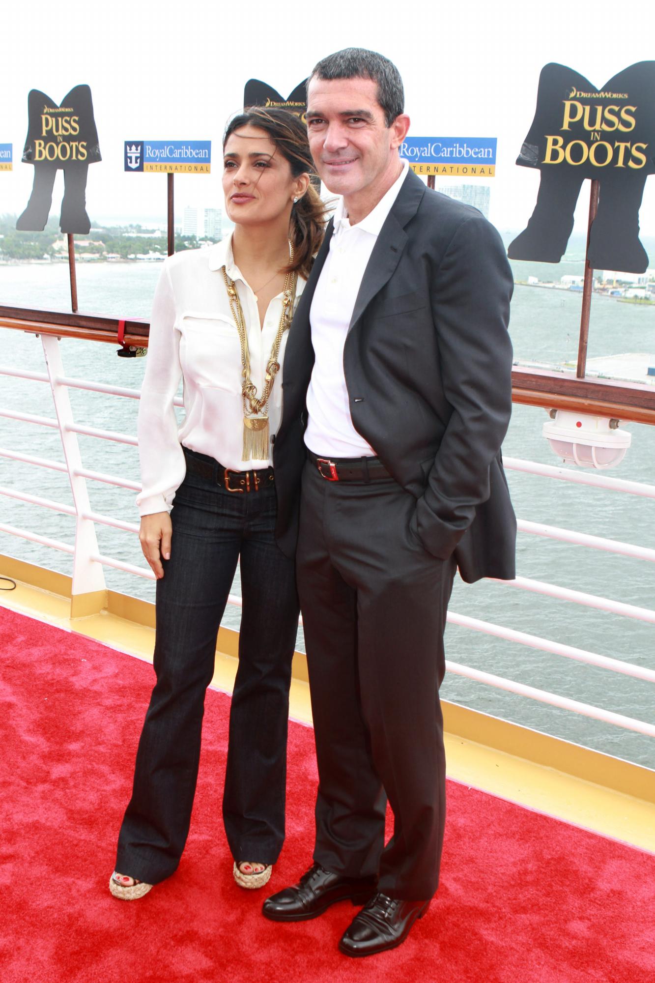  Salma Hayek (i) junto a Antonio Banderas en la presentación de la película El gato con botas en Fort Lauderdale, Florida.