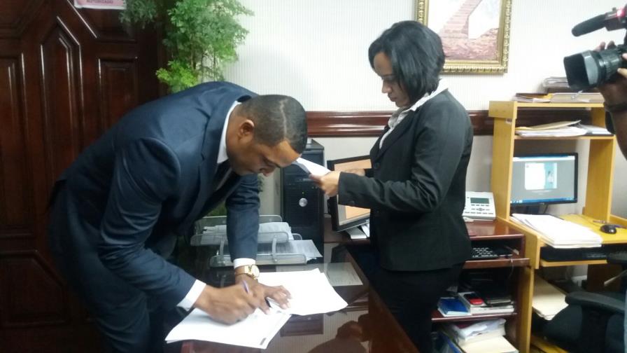 Pedro Botello formaliza su pedido de aumento de salarios para diputados