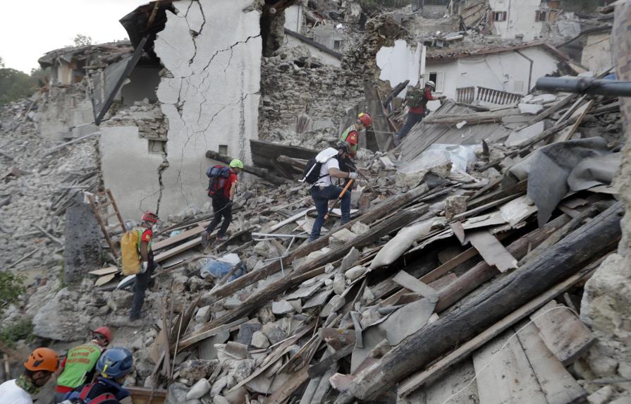 Rescatan perro nueve días después del sismo en Italia 