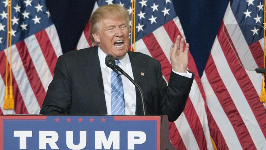 Trump corteja a voto negro en iglesia de Detroit y dice que fue a “escuchar”