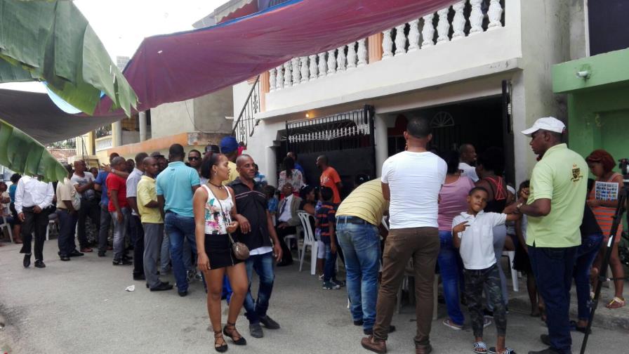 Familiares y vecinos de las cuatro mujeres asesinadas esperan cuerpos para velarlos