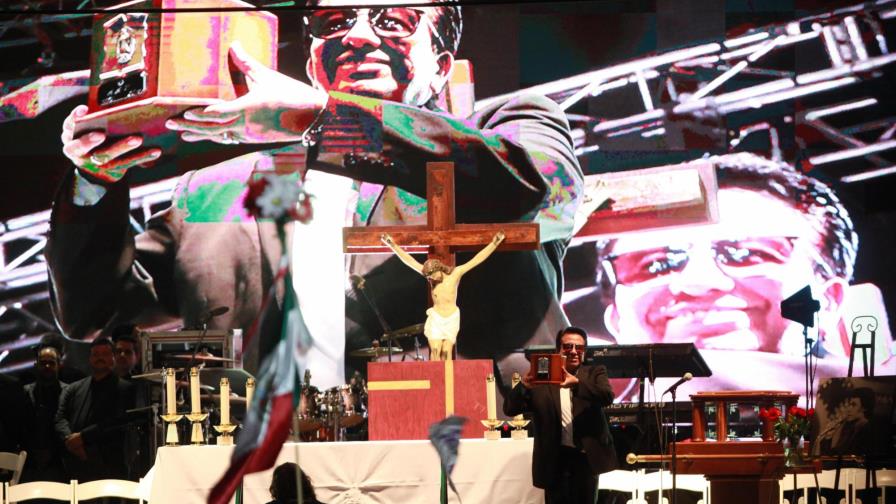 Una eufórica multitud recibe las cenizas de Juan Gabriel en Ciudad Juárez 