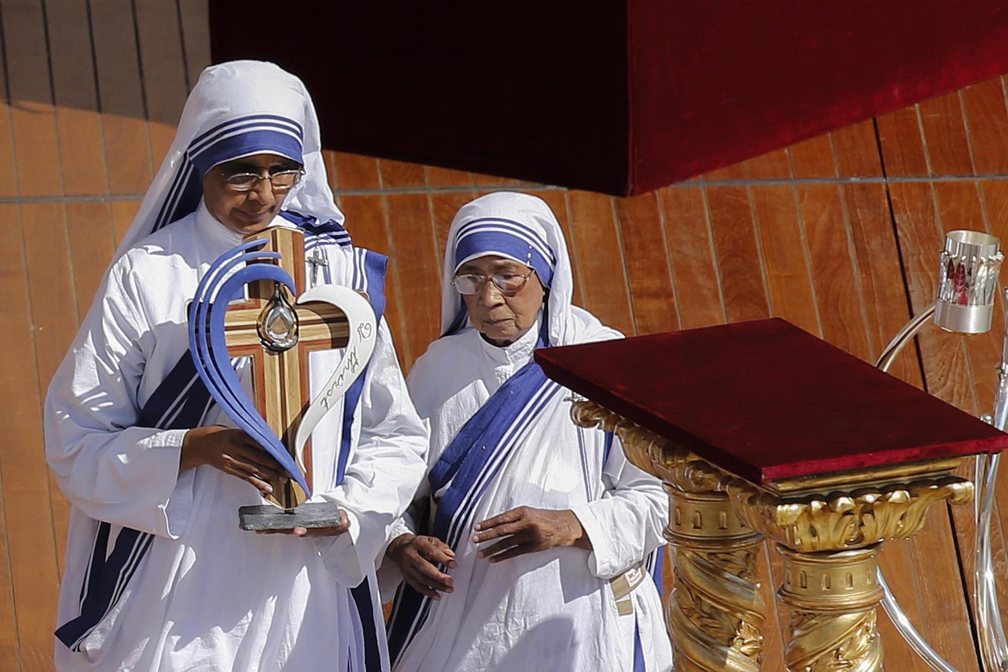 Monjas misioneras llevan reliquias de la Madre Teresa de Calcuta en la parte delantera del altar en la plaza de San Pedro en la Ciudad del Vaticano el 4 de septiembre de 2016 durante una misa especial en la cual Francisco canonizó a la monja católica y misionera.
