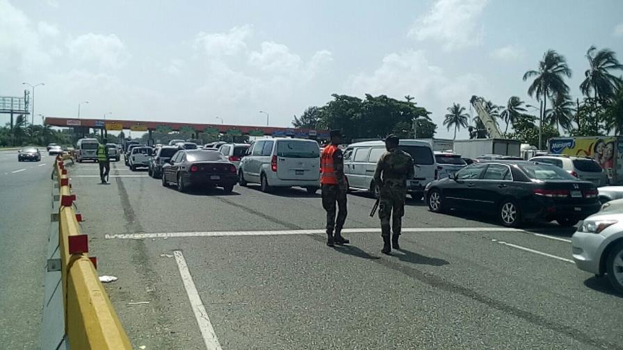 Conductores se niegan a pagar alzas en peajes que amanecieron militarizados este lunes Conductores se niegan a pagar alzas en peajes que amanecieron militarizados este lunes