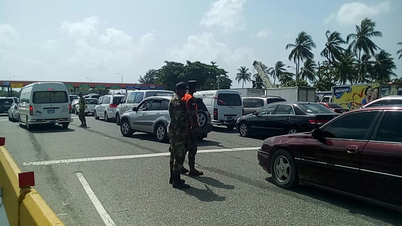 Militares y policías en el peaje de la avenida Las Américas