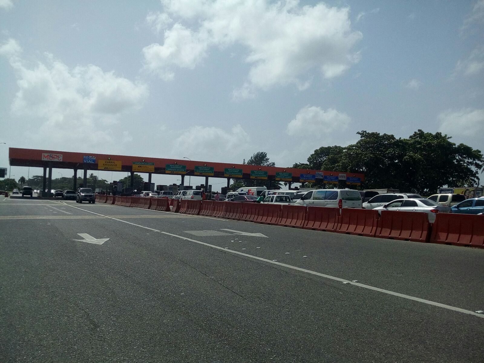 Un taponamiento se produce por el rechazo de los conductores a pagar el aumento en el peaje de la avenida Las Américas