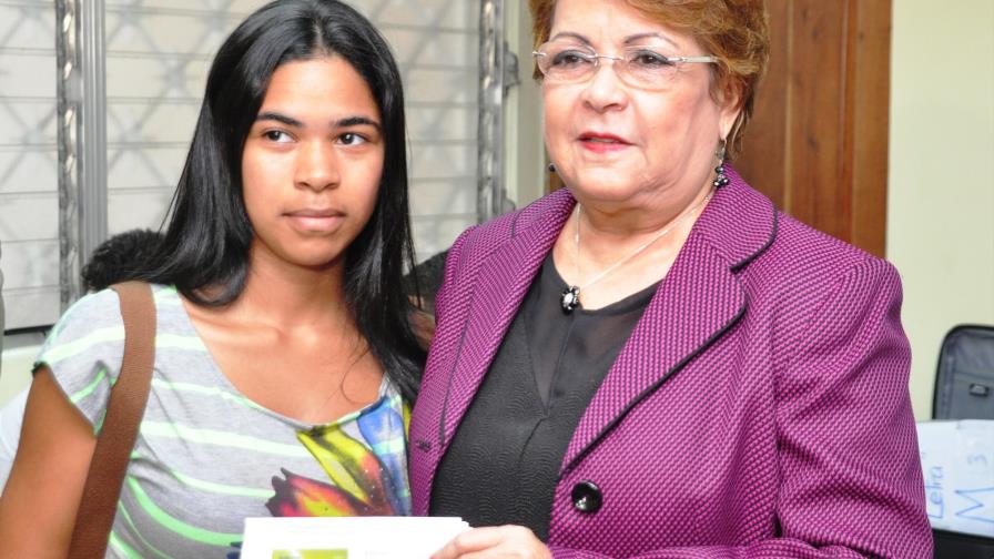 MESCyT entrega tarjetas de débito a becarios de la UASD MESCyT entrega tarjetas de débito a becarios de la UASD