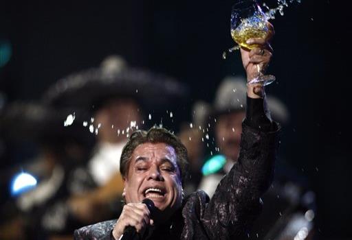 Miles acuden a Bellas Artes para decir adiós a Juan Gabriel 