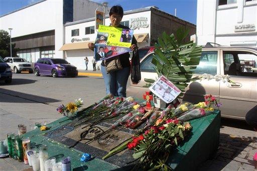 Miles acuden a Bellas Artes para decir adiós a Juan Gabriel 