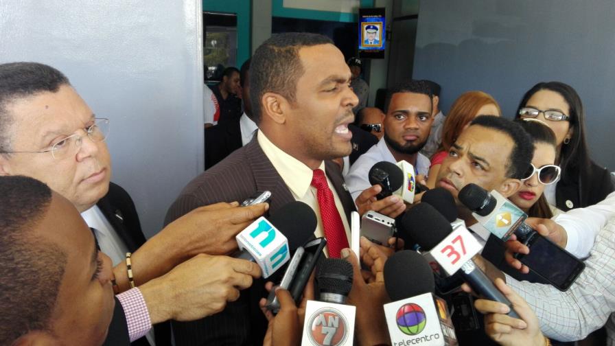 Diputado Pedro Botello acusa de “dictadora” a la presidenta de la Cámara durante sesión Diputado Pedro Botello acusa de “dictadora” a la presidenta de la Cámara durante sesión