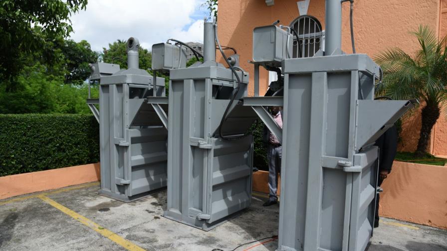 Atabey entregó hoy tres máquinas compactadoras de plásticos y cartón para el reciclaje en zonas de la capital
