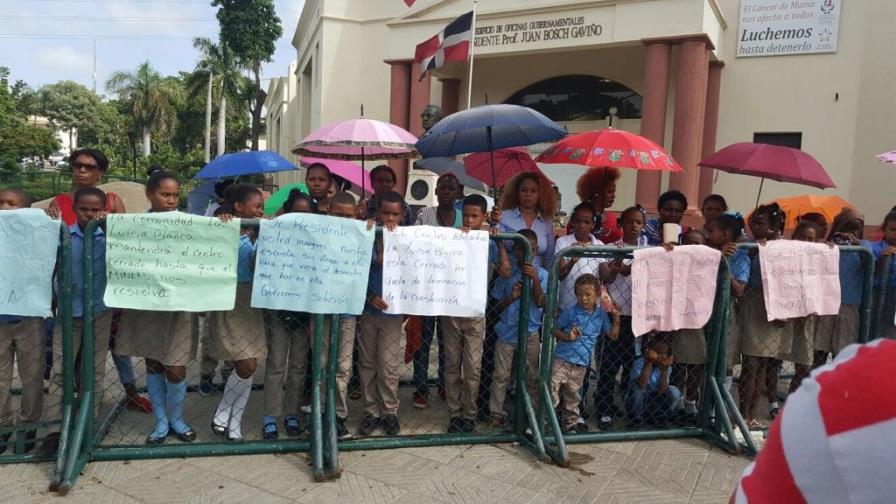 Protestan frente al Palacio Nacional para forzar autoridades abrir centro educativo