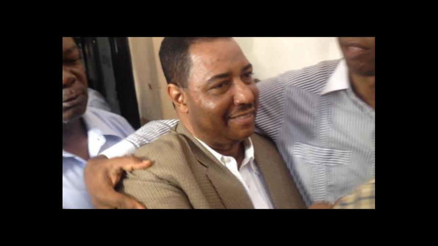 Regidor acusado de vender terrenos se presenta ante la procuraduría de La Romana