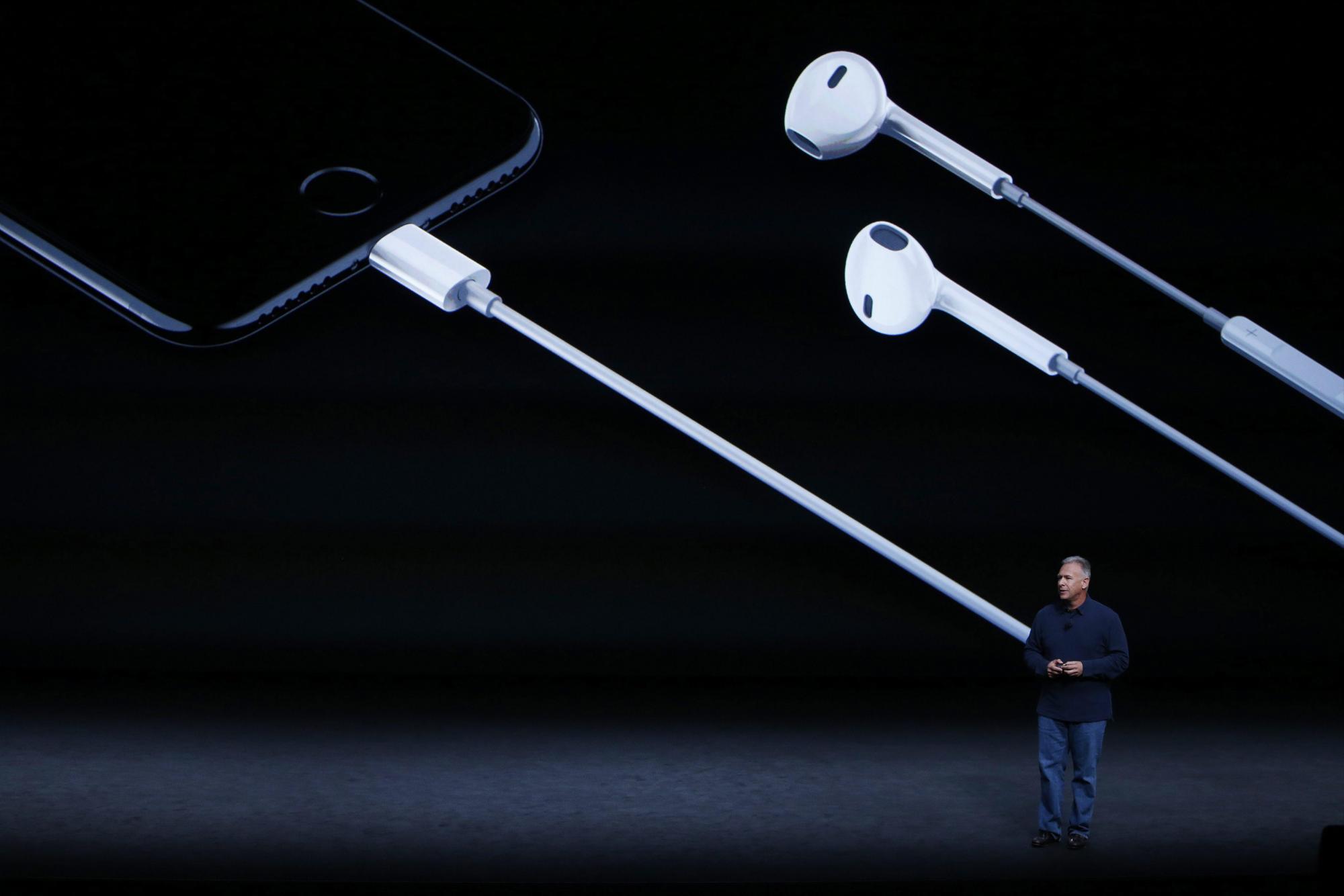 El vicepresidente senior de Apple, Phil Schiller, habla sobre el nuevo iPhone7 hoy, miércoles 7 de septiembre de 2016, durante un evento de lanzamiento de la compañía en el auditorio Bill Graham Civic de San Francisco (EE.UU.). 