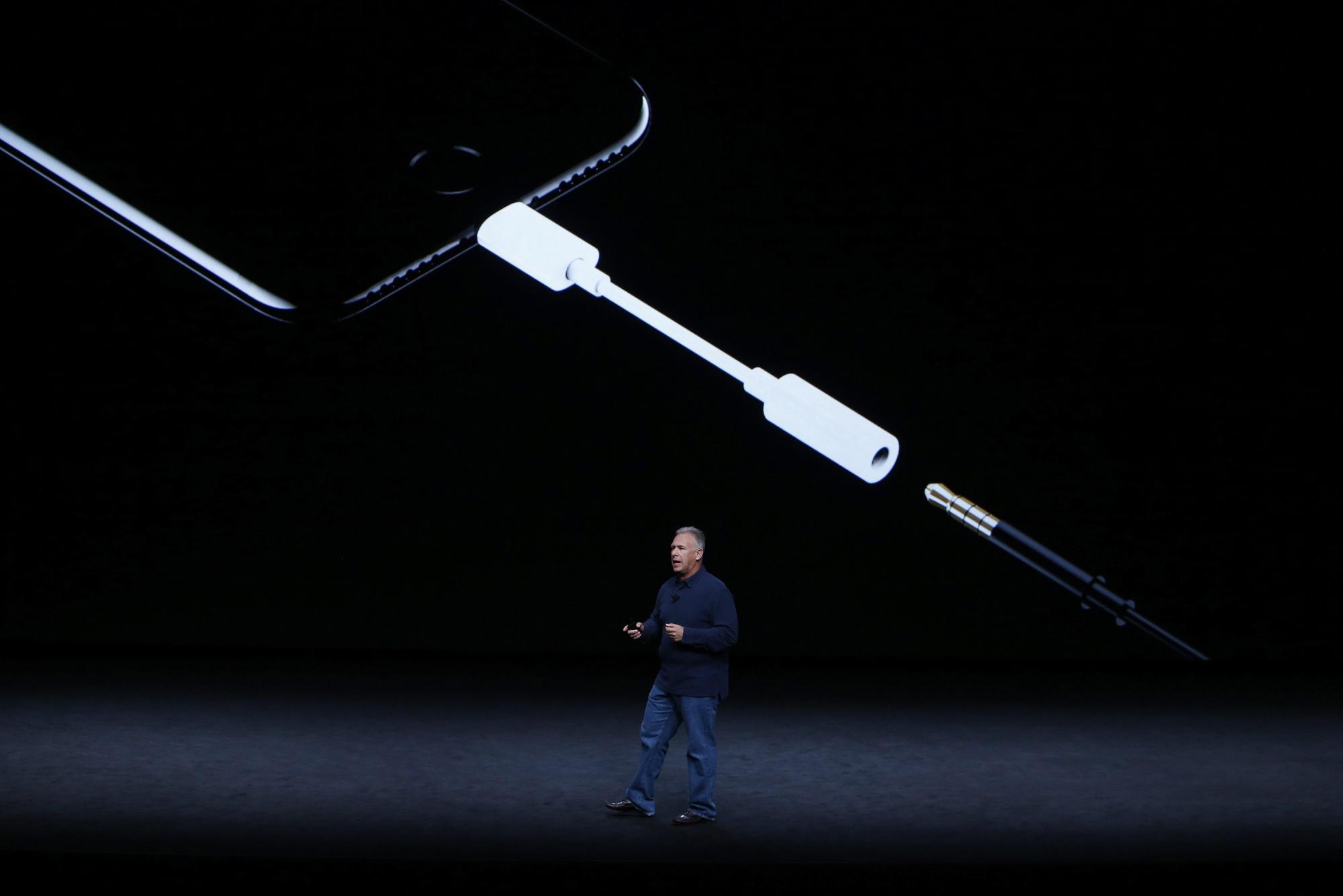 El vicepresidente senior de Apple, Phil Schiller, habla sobre el nuevo iPhone7 hoy, miércoles 7 de septiembre de 2016, durante un evento de lanzamiento de la compañía en el auditorio Bill Graham Civic de San Francisco (EE.UU.). 