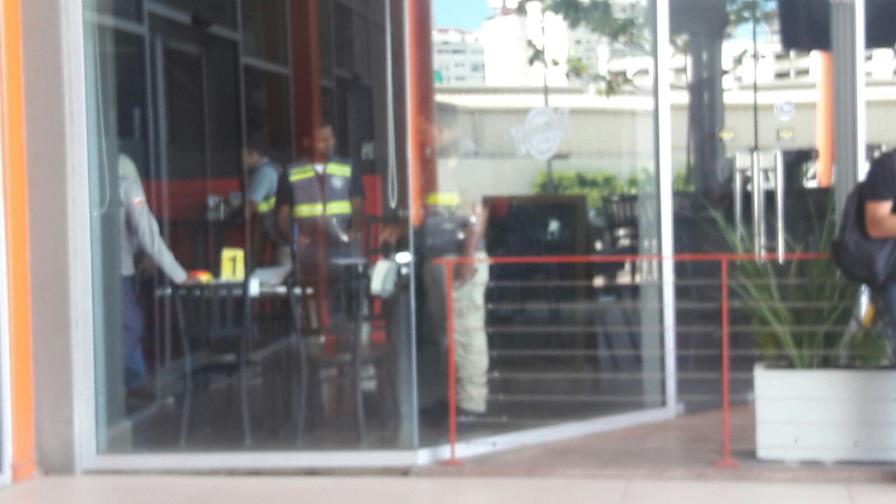 Investigan trifulca en la que dos hombres resultaron heridos en plaza comercial Investigan trifulca en la que dos hombres resultaron heridos en plaza comercial