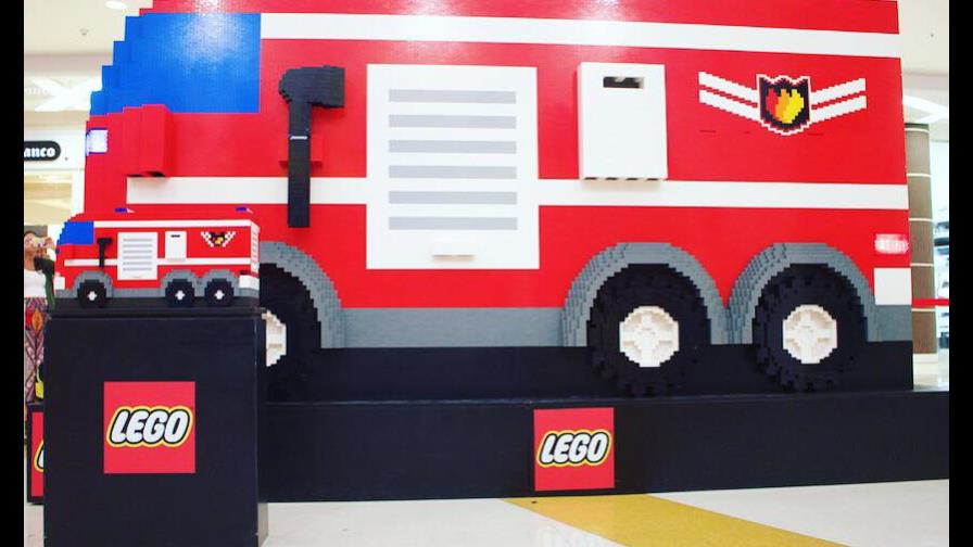 Bloque a bloque se erige en LEGO la estructura de un camión de bomberos
