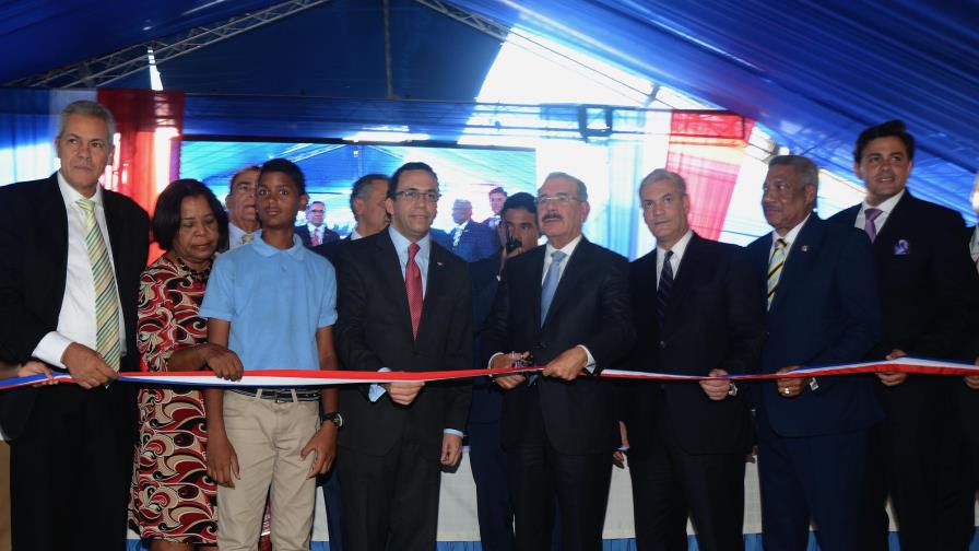 Presidente Medina inaugura dos nuevos centros educativos en San José De Ocoa Presidente Medina inaugura dos nuevos centros educativos en San José De Ocoa
