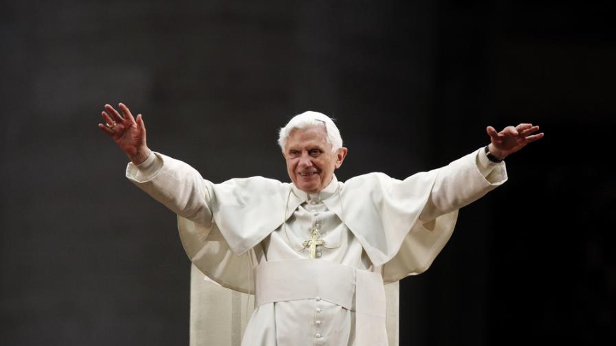 Benedicto XVI rompe su silencio para hablar sobre su papado y sobre Francisco