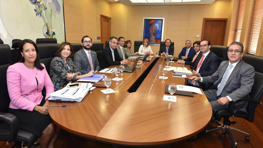 Banco Central evalúa economía y aplicación políticas fiscal y monetaria de RD Banco Central evalúa economía y aplicación políticas fiscal y monetaria de RD