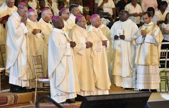 Cientos de feligreses acuden a la celebración de la primera homilía del nuevo arzobispo