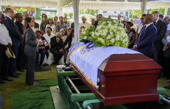 Sepultan regidor asesinado a balazos en Santo Domingo Este 