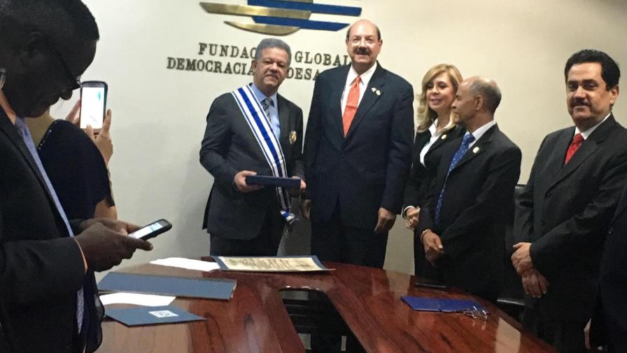 Leonel Fernández es condecorado por el Parlamento Centroamericano 