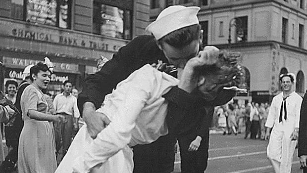Muere la mujer que protagonizó icónico beso al final de la II Guerra Mundial 