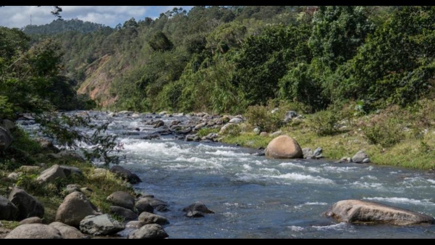 Desaparece un padre y su hija de 3 años al tratar cruzar arroyo en Santiago Desaparece un padre y su hija de 3 años al tratar cruzar arroyo en Santiago